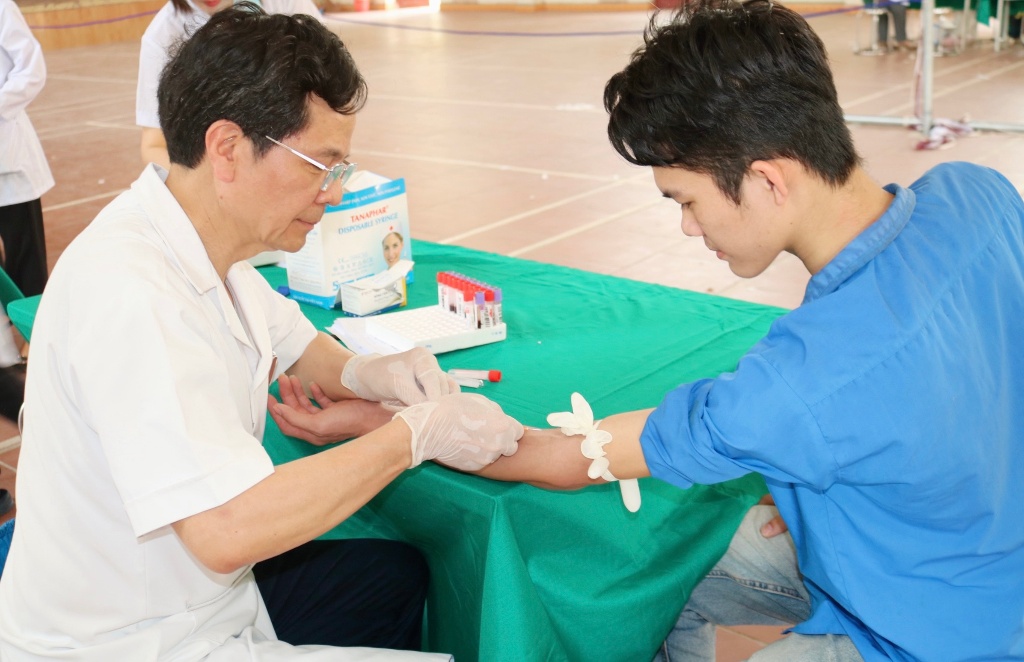 Bệnh viện Sản Nhi Bắc Giang hoàn thành “chiến dịch” lấy máu xét nghiệm sàng lọc bệnh tan máu bẩm...