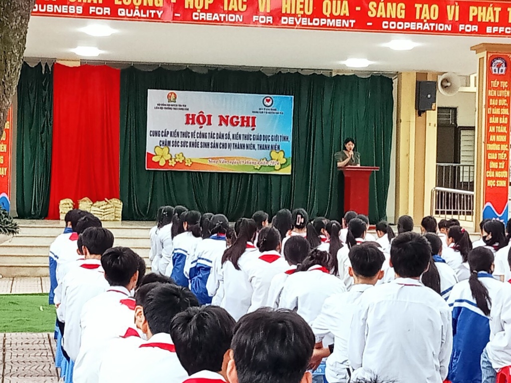 Trung tâm Y tế huyện Tân Yên truyền thông giáo dục giới tính, chăm sóc sức khỏe sinh sản cho hơn...|https://syt.bacgiang.gov.vn/chi-tiet-tin-tuc/-/asset_publisher/6CWBO9WiZqsQ/content/trung-tam-y-te-huyen-tan-yen-truyen-thong-giao-duc-gioi-tinh-cham-soc-suc-khoe-sinh-san-cho-hon-1-700-giao-vien-va-hoc-sinh-