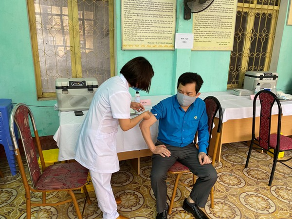 587 liều vắc xin phòng Covid-19 được tiêm cho các lực lượng tuyến đầu chống dịch
