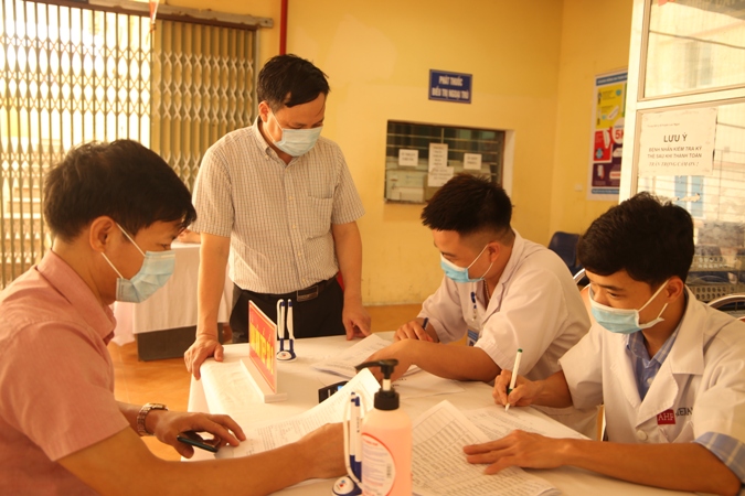 Trung tâm Kiểm soát bệnh tật giám sát buổi tiêm chủng vắc xin Covid -19 đợt 2 tại huyện Lục Ngạn