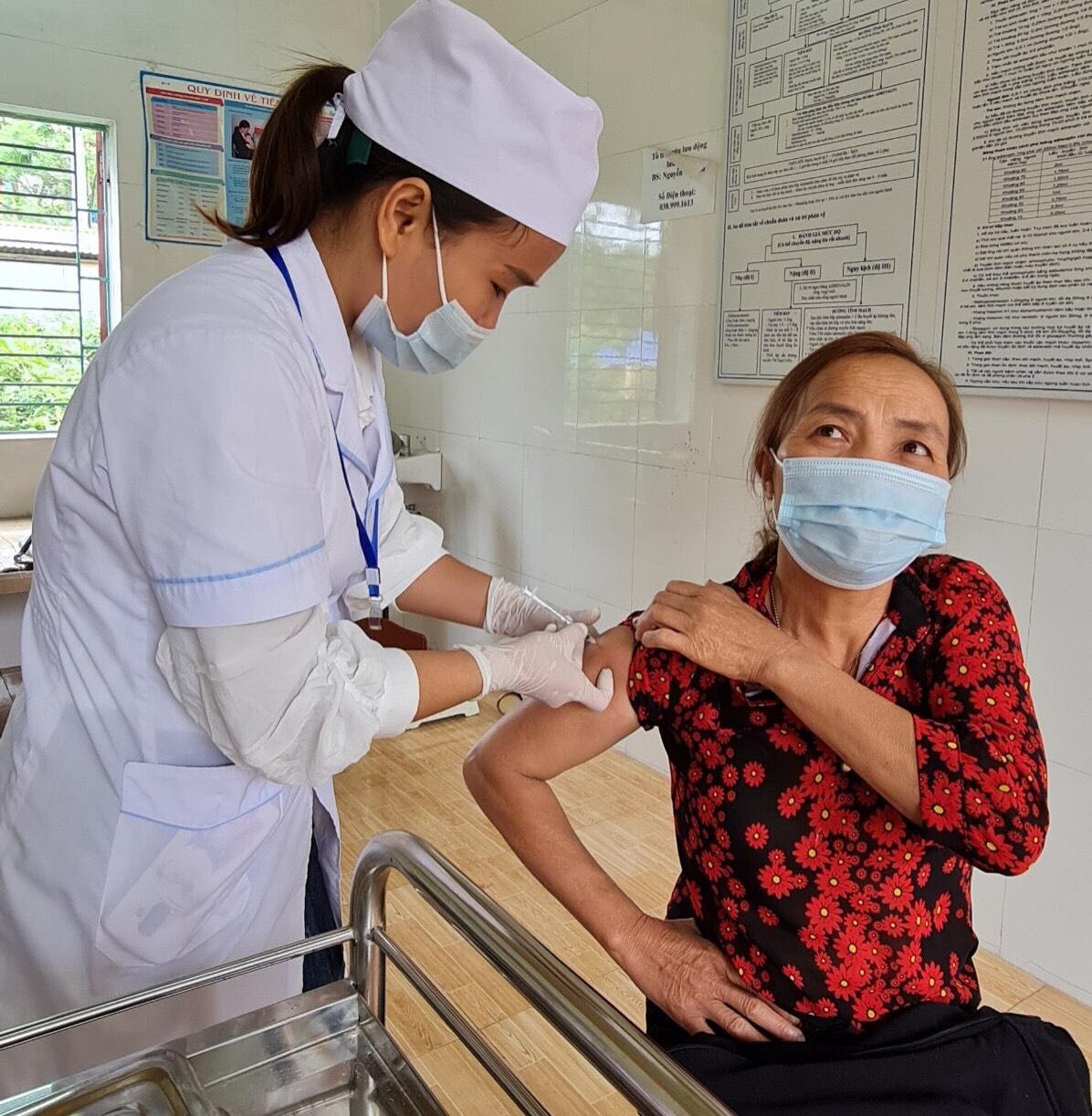 Việt Yên triển khai tiêm vắc xin phòng Covid-19 cho các đối tượng ưu tiên Cụm 1