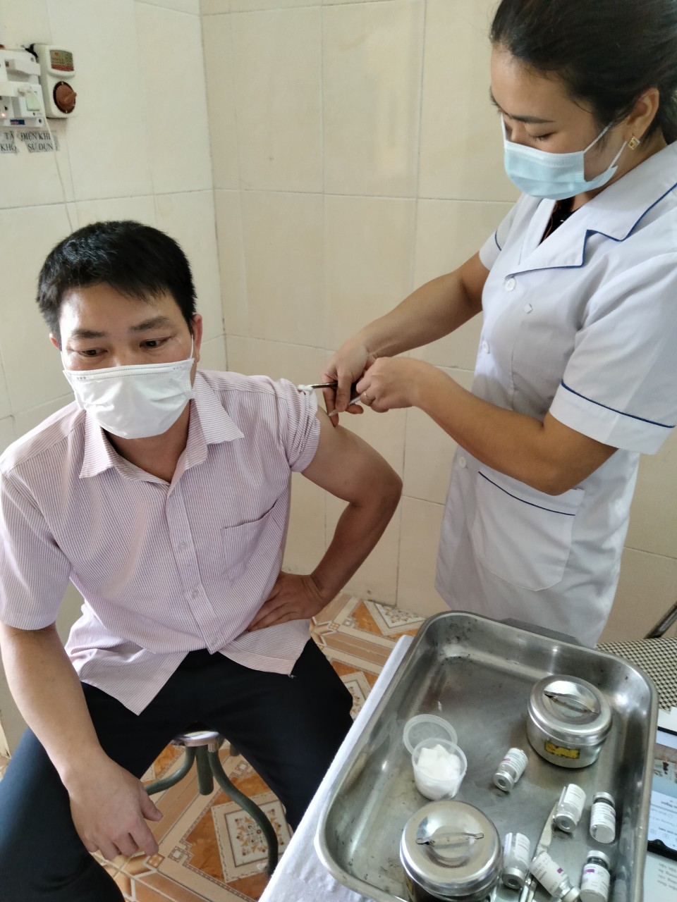 Sơn Động tổ chức tiêm vắc xin phòng Covid-19 đợt 2 tại điểm tiêm Trạm Y tế xã Long Sơn