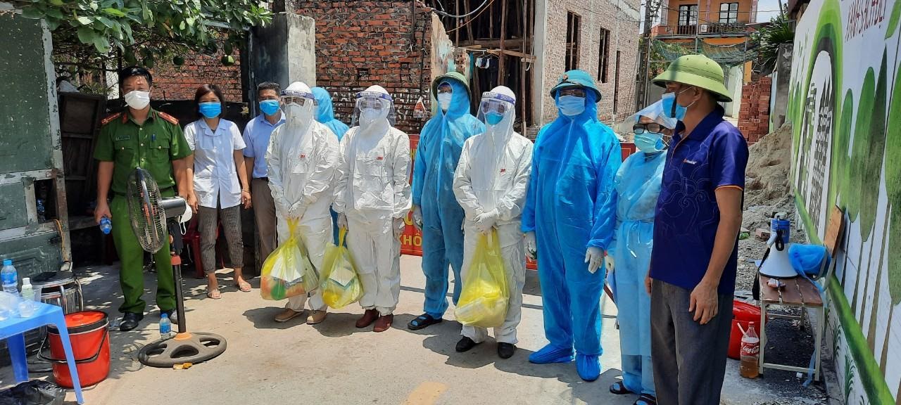 Việt Yên xuyên trưa lấy mẫu xét nghiệm Covid – 19 cho người dân trong vùng phong tỏa