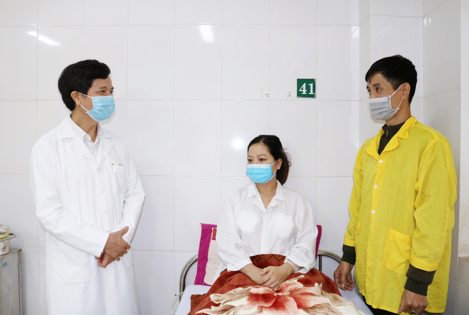 Chọc hút khối máu tụ mặt trước đoạn dưới tử cung qua đường âm đạo tại Bệnh viện Sản Nhi Bắc Giang