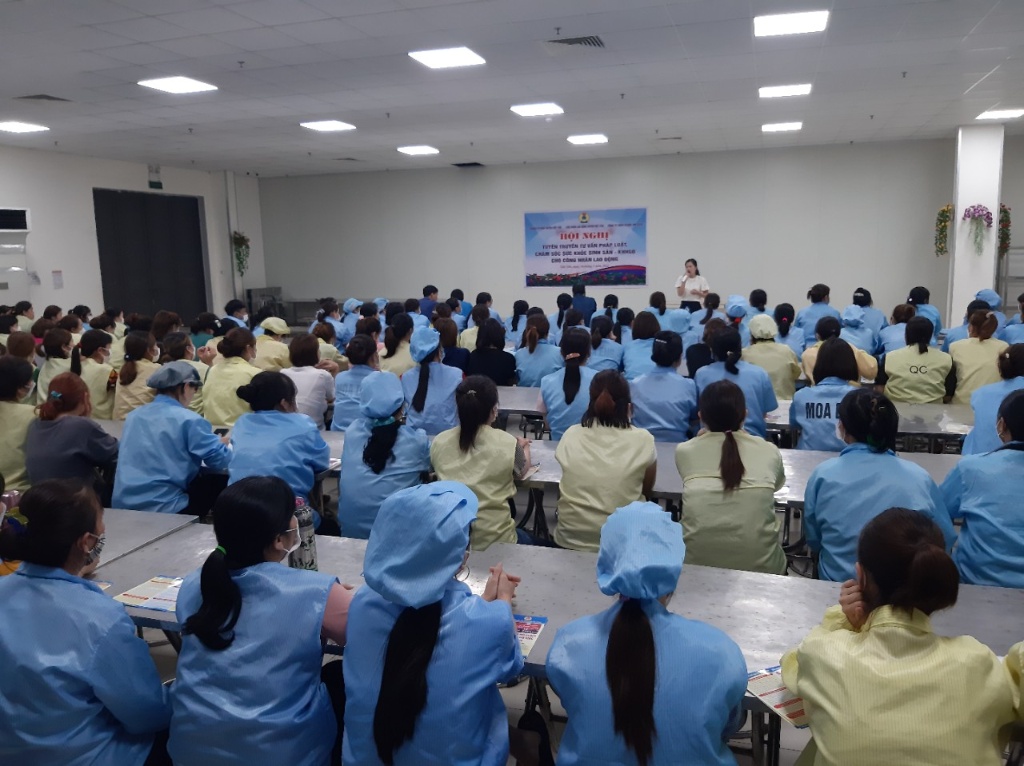 Trung tâm Y tế Việt Yên phối hợp truyền thông chăm sóc sức khỏe sinh sản/ KHHGĐ cho công nhân Cụm...