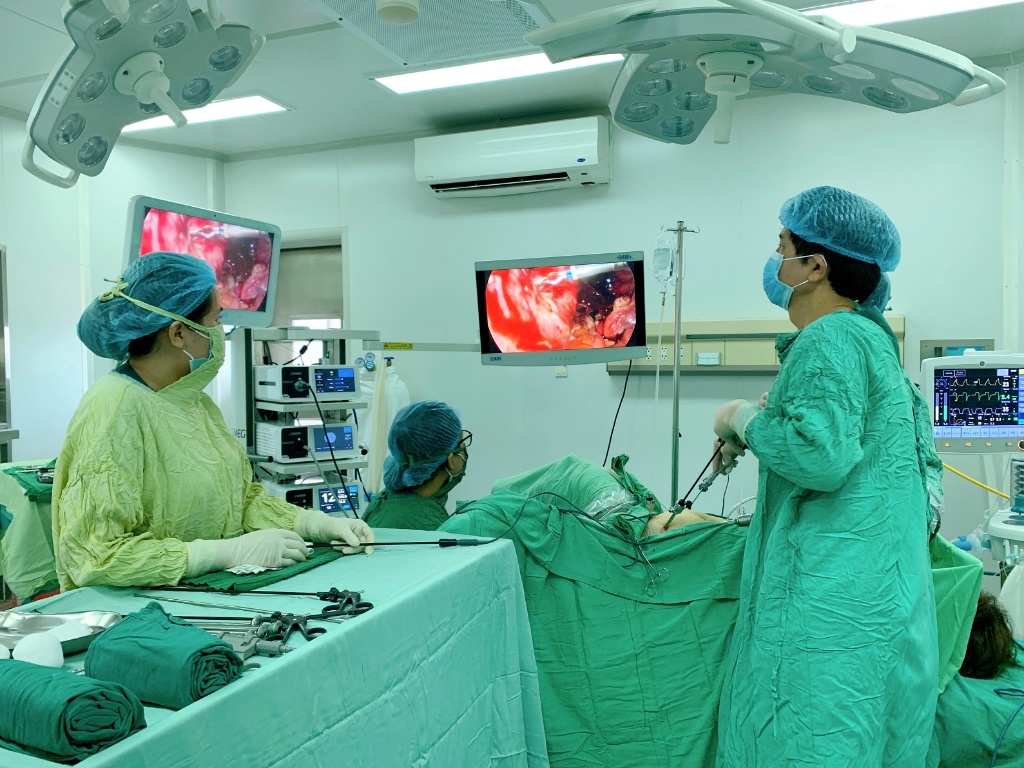 Kỷ lục mới - Khối u xơ tử cung nặng 02kg được phẫu thuật nội soi thành công tại Bệnh viện Sản Nhi...