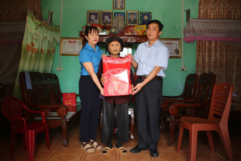Phó Giám đốc Sở Y tế thăm Mẹ Việt Nam anh hùng Tạ Thị Kiều
