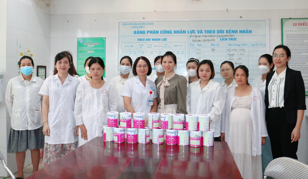 Trao tặng sữa cho 35 mẹ bầu có hoàn cảnh khó khăn tại Bệnh viện Sản Nhi Bắc Giang