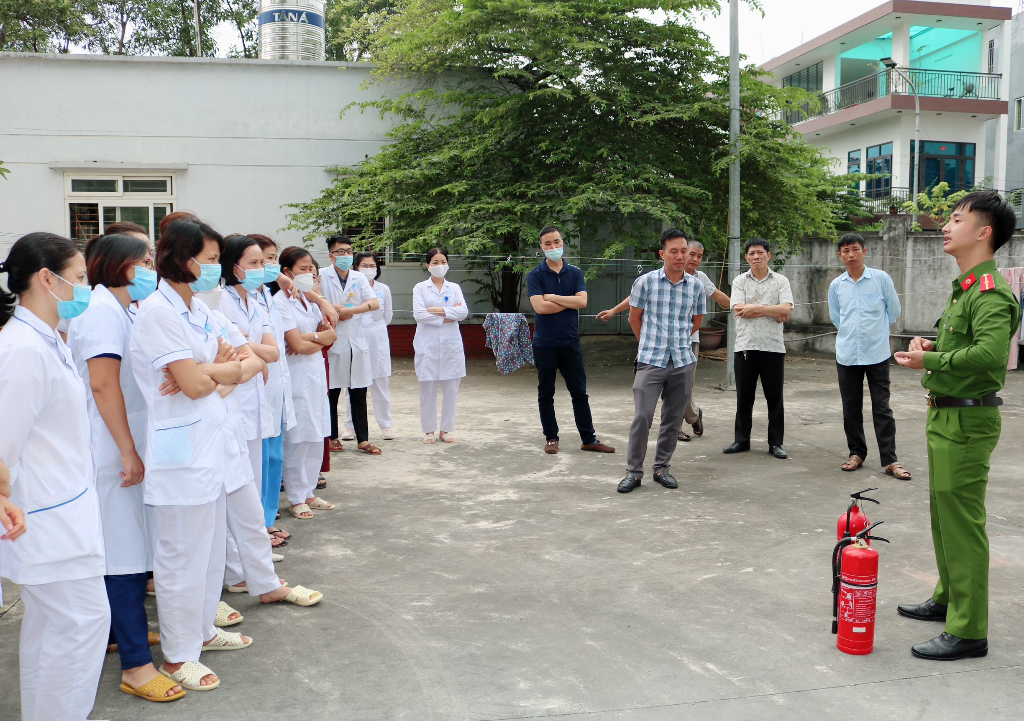 Bệnh viện Sản Nhi Bắc Giang tổ chức Lớp tập huấn “Nâng cao kiến thức về phòng cháy chữa cháy và...