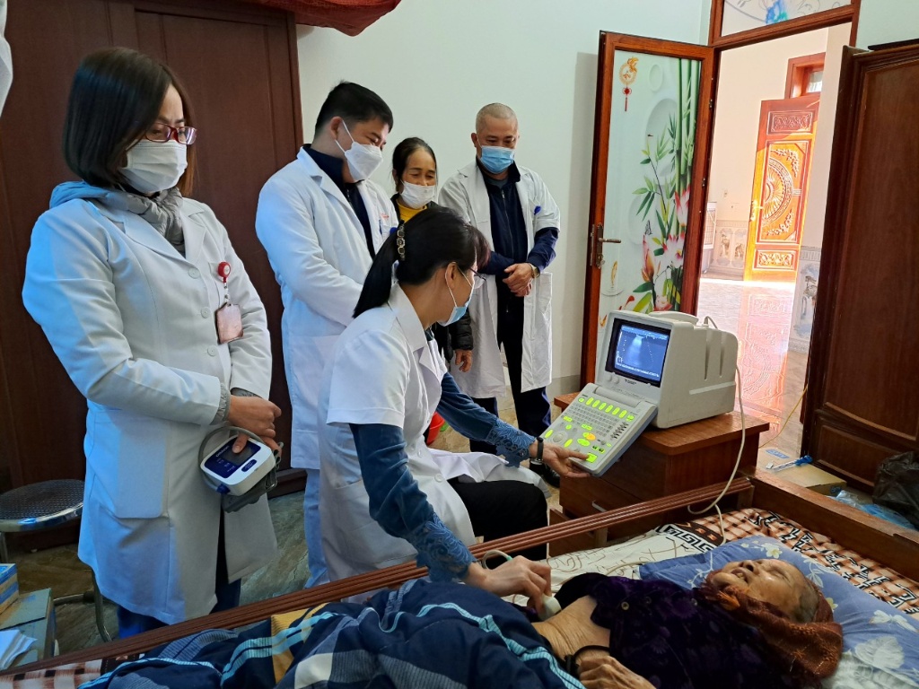 Trung tâm Y tế huyện thăm, khám và tặng quà mẹ Việt Nam
