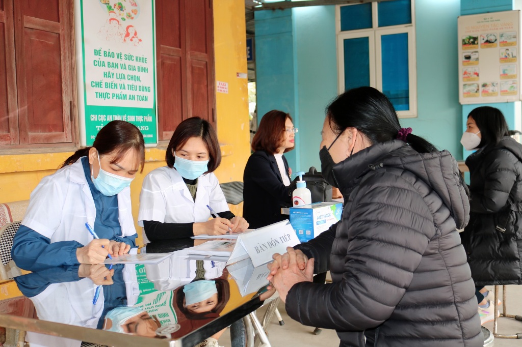 Bệnh viện Sản Nhi Bắc Giang khám sức khoẻ miễn phí cho 200 nữ công nhân lao động và hội viên phụ...