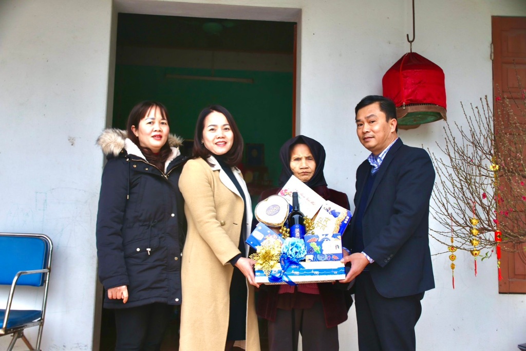 Lãnh đạo Sở Y tế và Công đoàn ngành tới thăm, tặng quà Mẹ Việt Nam Anh hùng Tạ Thị Kiều và các...