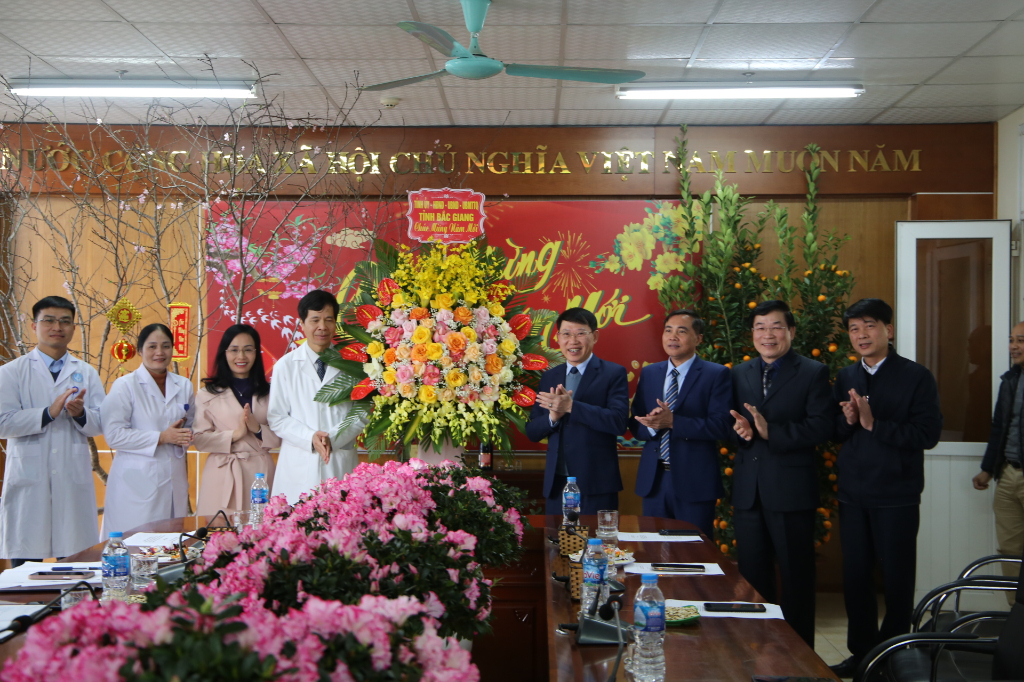 Chủ tịch UBND tỉnh thăm và chúc Tết Bệnh viện Sản Nhi Bắc Giang