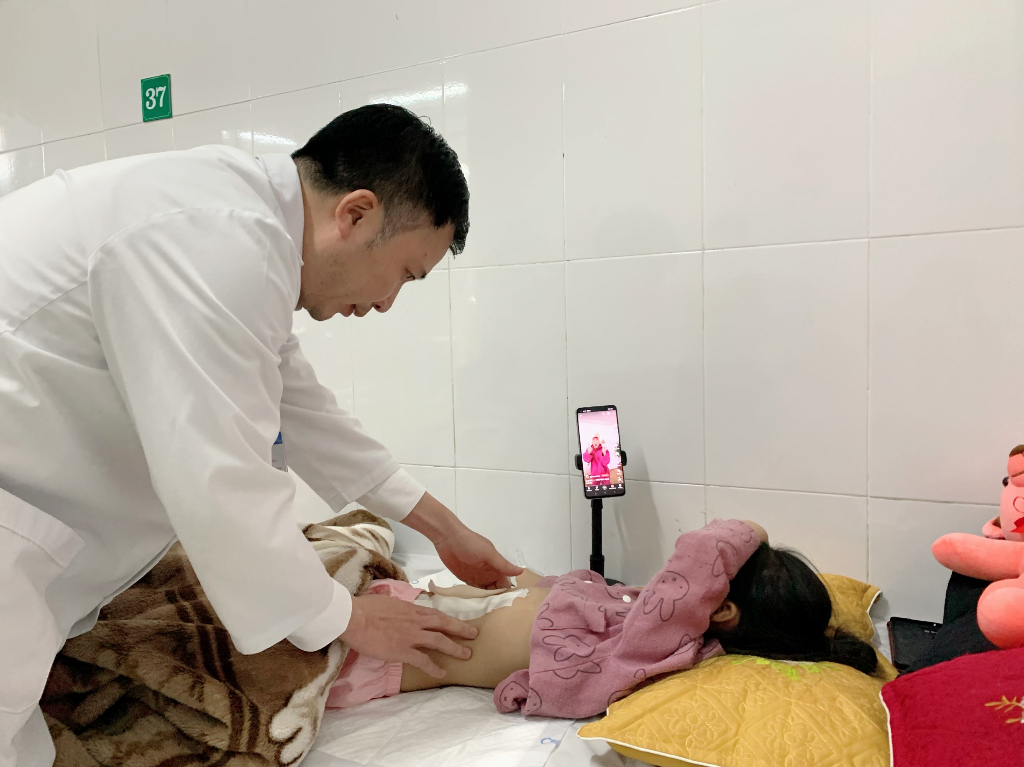 Cứu sống bé gái bị sốc nhiễm trùng, nhiễm độc do xoắn ruột hoại tử tại Bệnh viện Sản Nhi Bắc Giang