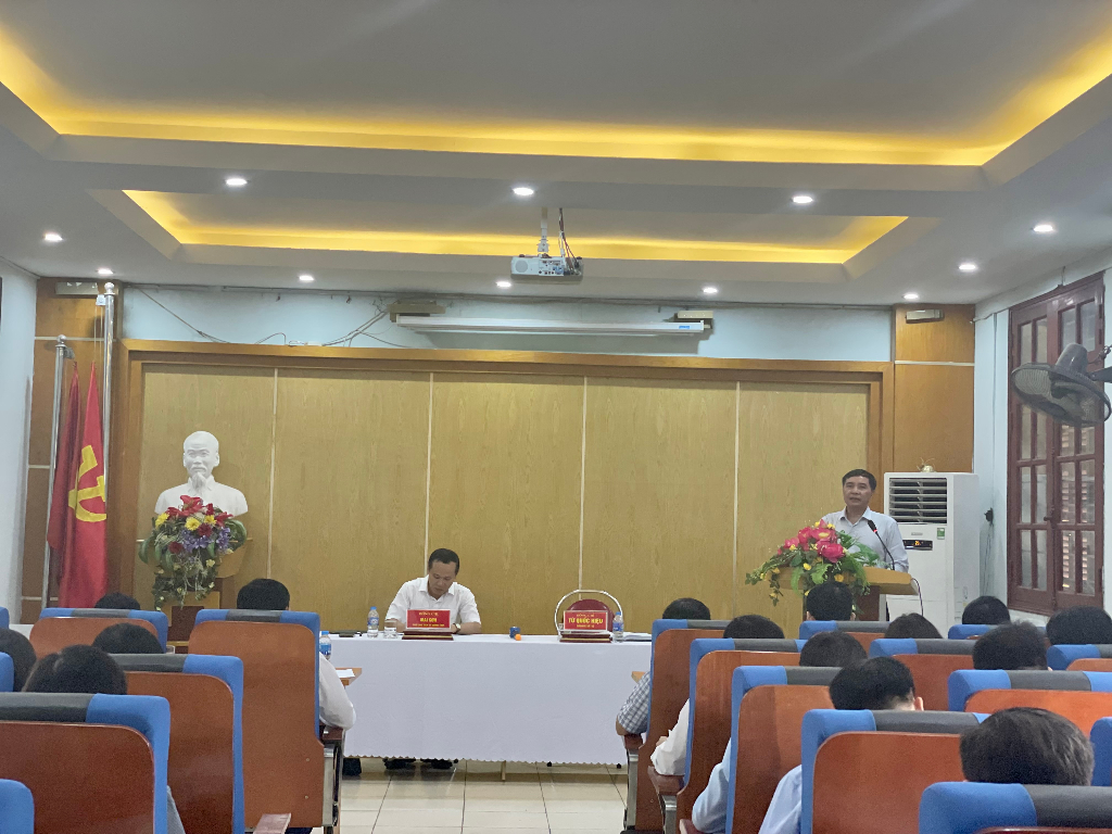Phó Chủ tịch Thường trực Ủy ban nhân dân tỉnh Mai Sơn làm việc với ngành y tế