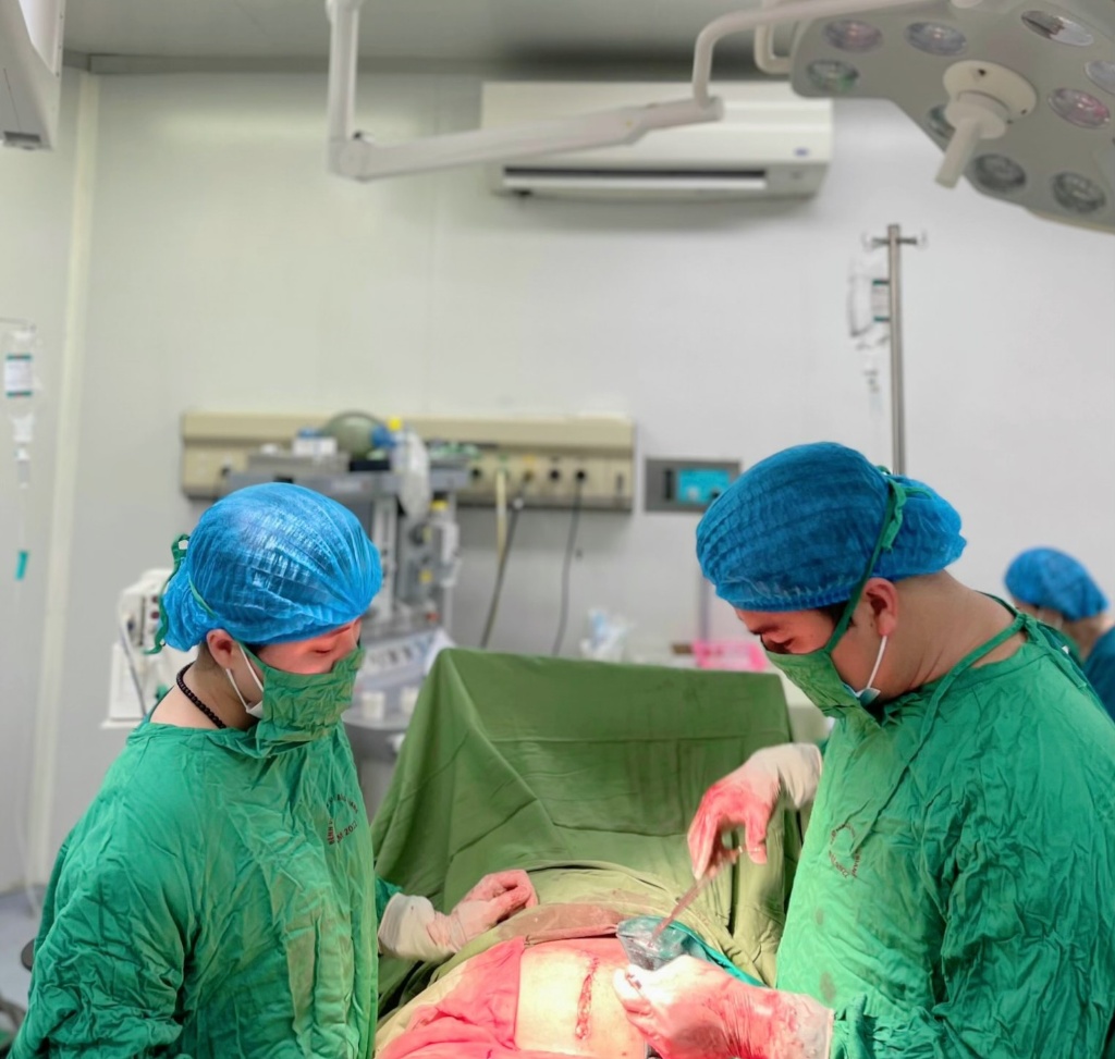 Cứu sống thai nhi và sản phụ bị xoắn tử cung hiếm gặp tại Bệnh viện Sản Nhi Bắc Giang