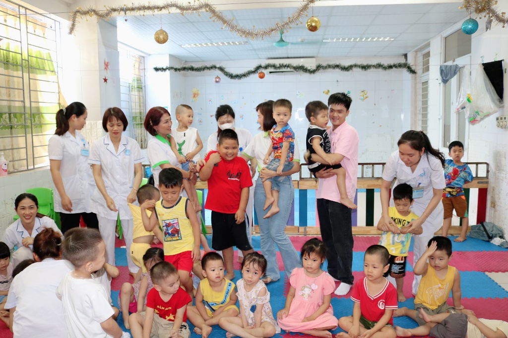 Tết Thiếu nhi ấm áp với các bé bệnh nhi đang điều trị tại Bệnh viện Sản Nhi Bắc Giang