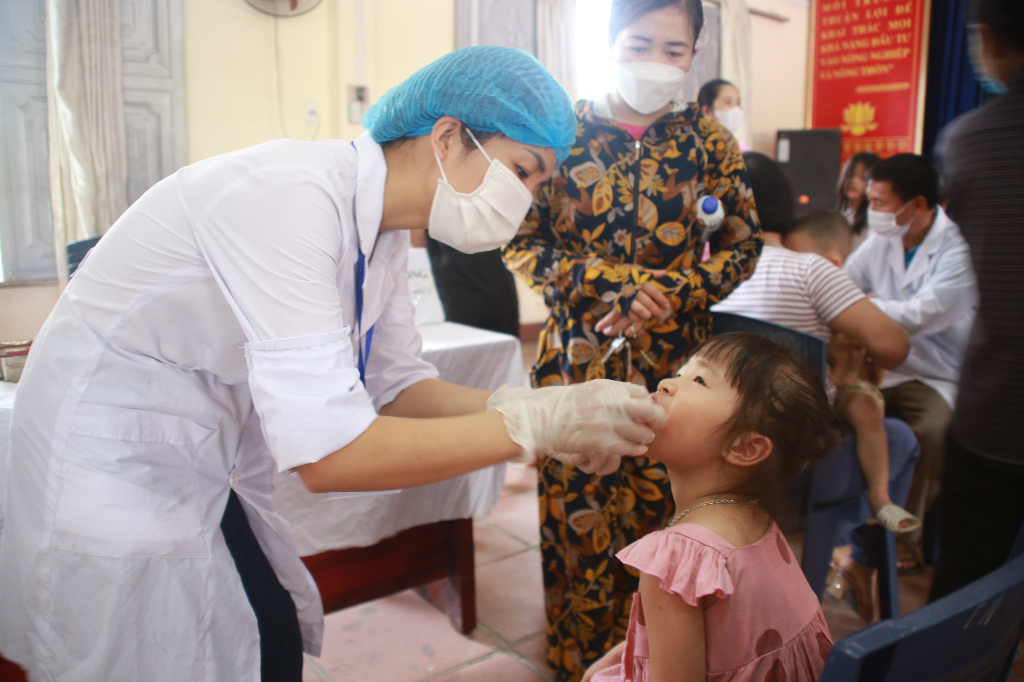 Trung tâm Kiểm soát bệnh tật tỉnh giám sát công tác uống vitamin A tại huyện Lạng Giang