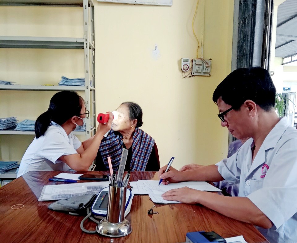 Khám phát hiện bệnh nhân Phong mới và các bệnh về mắt tại xã Ninh Sơn và Quảng Minh, huyện Việt Yên
