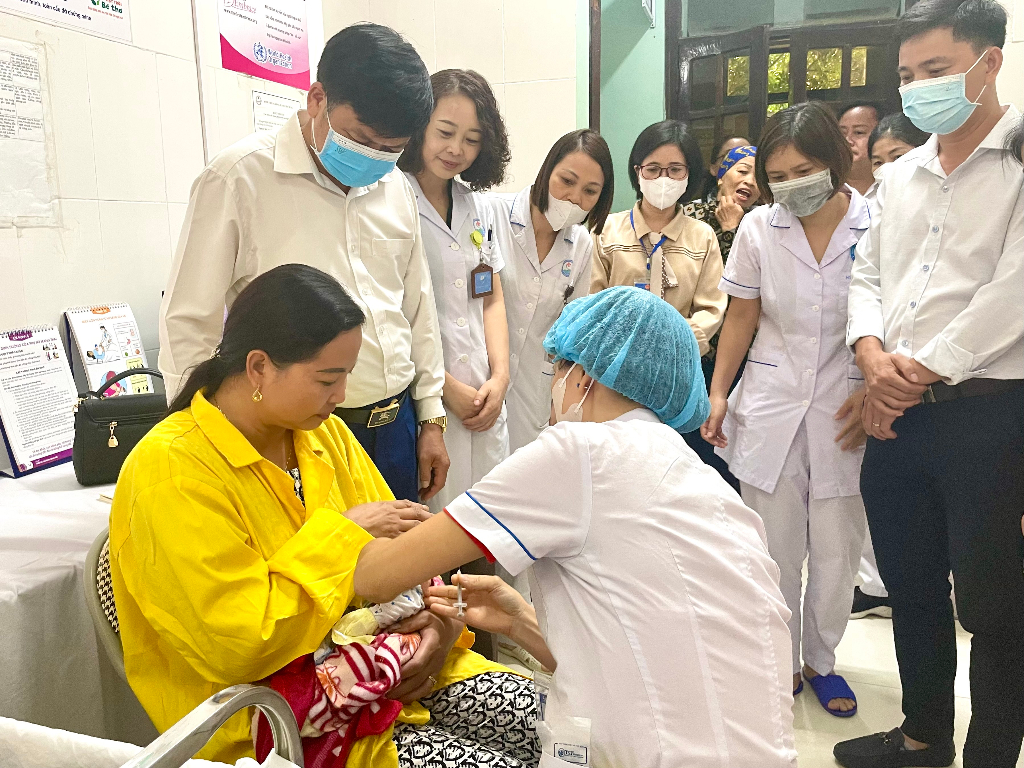 Viện Vệ sinh Dịch tễ Trung ương giám sát tiêm chủng vắc xin lao (BCG) tại Trung tâm Y tế huyện...