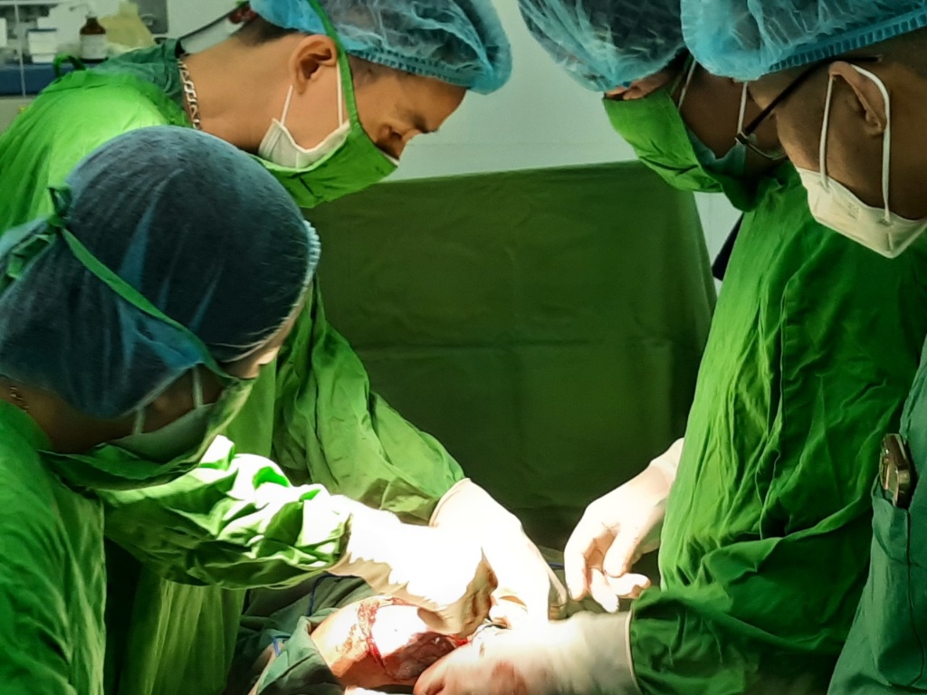 Trung tâm Y tế huyên Lục Nam thực hiện thành công ca phẫu thuật cho  bệnh nhân có khối u nang...
