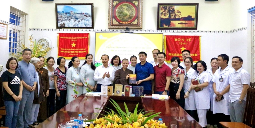 Bệnh viện Ung bướu tỉnh Bắc Giang tiếp nhận sách và tủ sách từ Trung tâm Biên phiên dịch Phật...