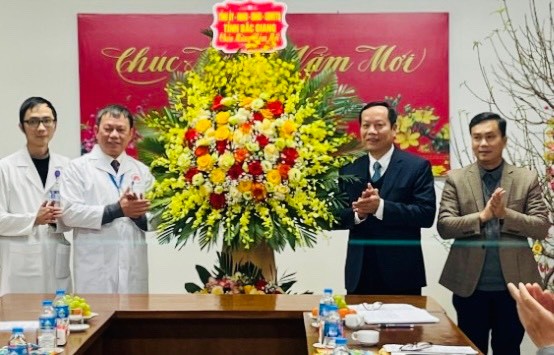 Đồng chí Nghiêm Xuân Hưởng, Phó Chủ tịch Hội đồng nhân dân tỉnh đến thăm, chúc tết Bệnh viện Phổi...
