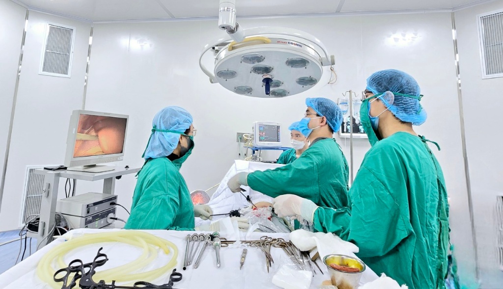 Ca mổ nội soi nang thận cho trẻ em đầu tiên tại Trung tâm Y tế thị xã Việt Yên