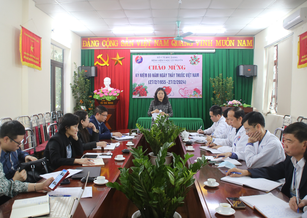 Giám đốc Sở Y tế Nguyễn Thị Thu Hương thăm, làm việc với Bệnh viện Y học cổ truyền tỉnh