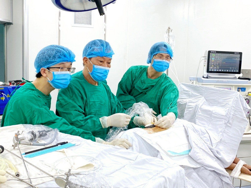 Tán sỏi thận qua da - Kỹ thuật mới được áp dụng tại TTYT Việt Yên