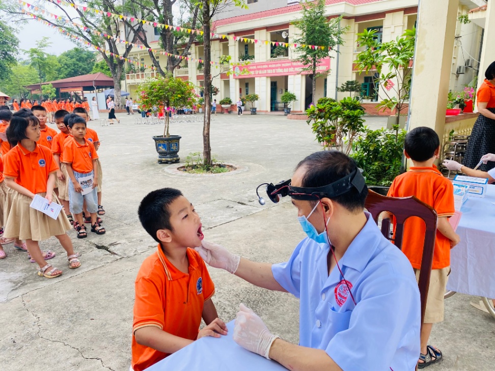 Khám sức khỏe học đường miễn phí cho học sinh Trường Tiểu học Võ Thị Sáu