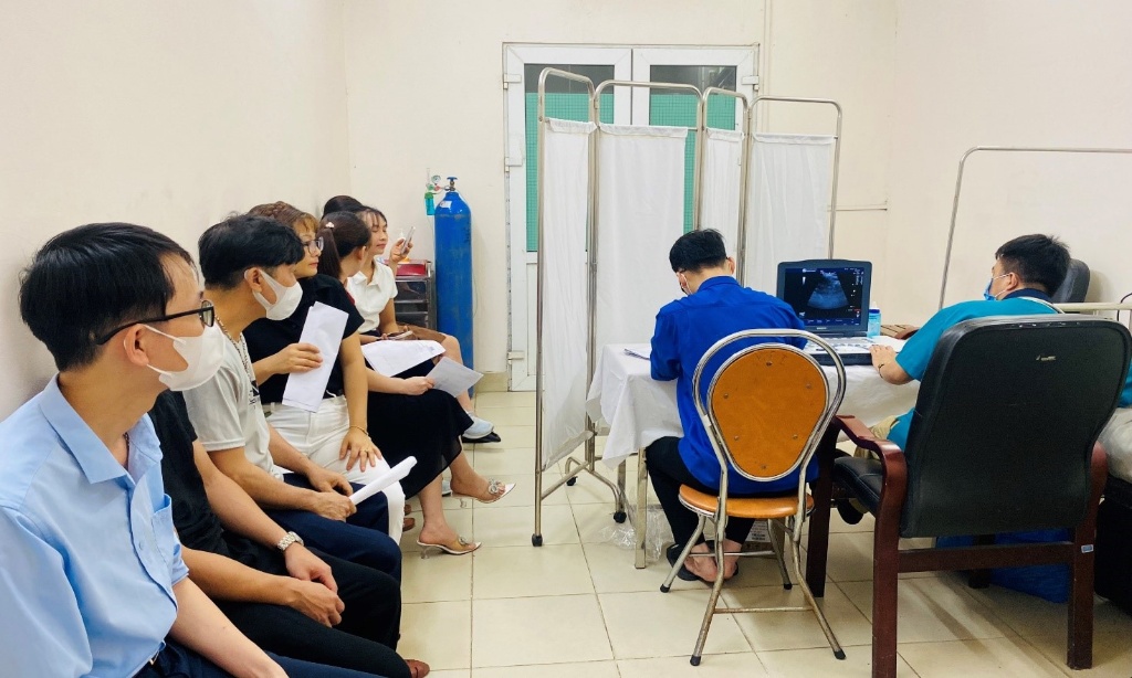 Bệnh viện Ung bướu tỉnh Bắc Giang khám sàng lọc tầm soát một số bệnh ung thư cho gần 500 công nhân tại Công ty cổ phần may xuất khẩu Hà Phòng