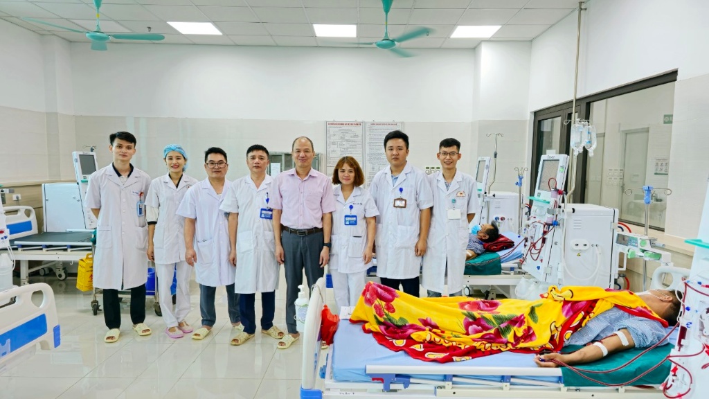 Hai bệnh nhân đầu tiên được thực hiện kỹ thuật thận nhân tạo tại TTYT thị xã Việt Yên