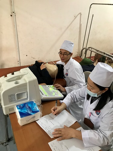 Bệnh viện Y học Cổ truyền khám, tư vấn sức khỏe và cấp phát thuốc miễn phí tại xã Trường Sơn,...