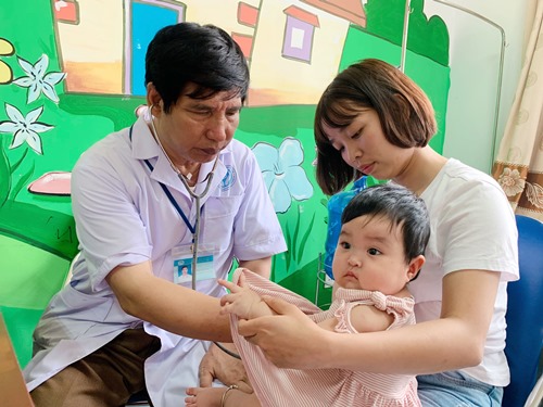 Trẻ em tới khám và nhập viện điều trị tăng cao do thời tiết nắng nóng tại Bệnh viện Sản Nhi