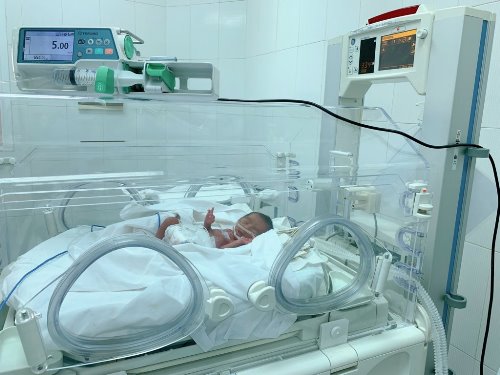 Cứu sống sản phụ ngừng tim do rung thất sau mổ lấy thai rau bong non tại Bệnh viện Sản Nhi Bắc Giang