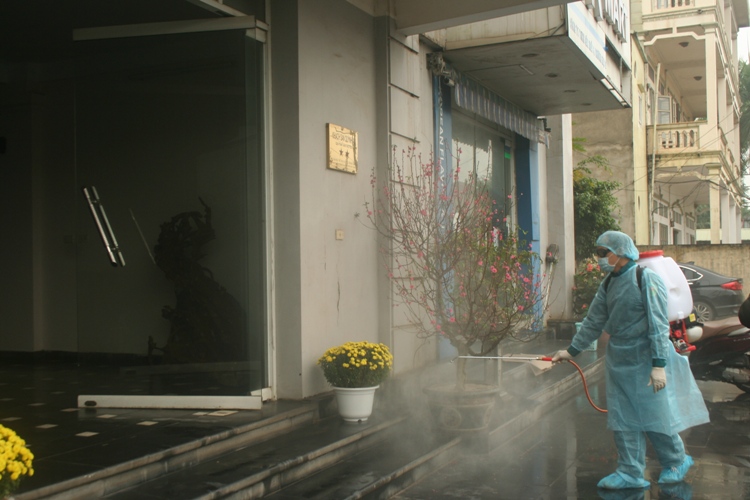 Phun hóa chất khử khuẩn tại một số khách sạn có người Trung Quốc lưu trú tại Khu công nghiệp Đình...