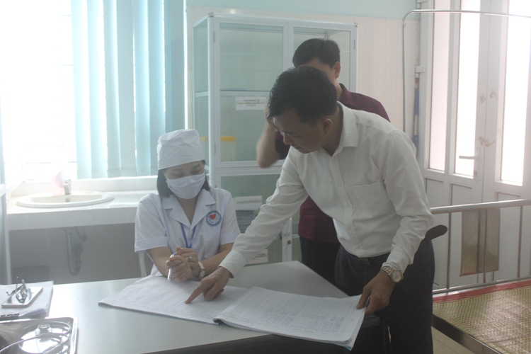 Kiểm tra, giám sát công tác tiêm chủng mở rộng tại xã Hợp Đức, huyện Tân Yên