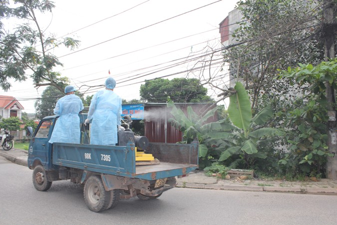 Trung tâm Kiểm soát bệnh tật tỉnh: Phun thuốc muỗi phòng chống dịch sốt xuất huyết tại phường Đa Mai