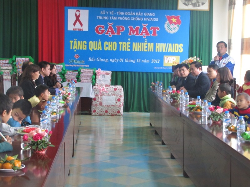 Bắc giang tổ chức gặp mặt, tặng quà trẻ nhiễm HIV/AIDS