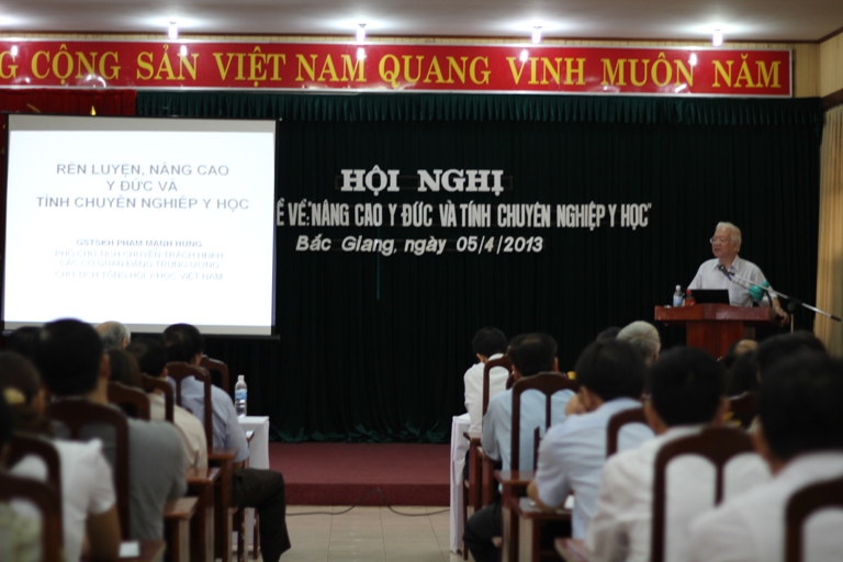 Ngành Y tế Bắc Giang:  Tổ chức hội nghị chuyên đề: Rèn luyện, nâng cao y đức và tính chuyên...
