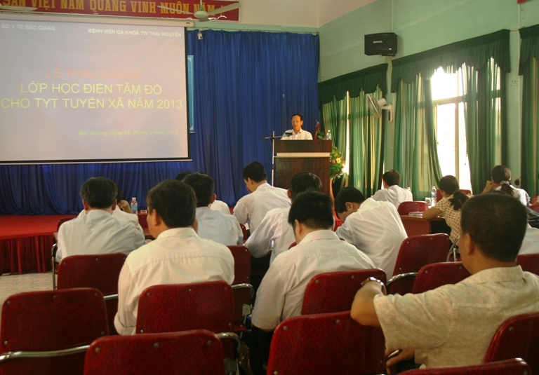 Khai giảng lớp học điện tâm đồ cho trạm y tế tuyến xã năm 2013