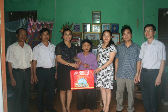 Sở y tế thăm và tặng quà Mẹ Việt Nam anh hùng Tạ Thị Kiều