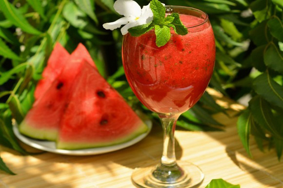 Nước ép trái cây thích hợp mùa nắng nóng